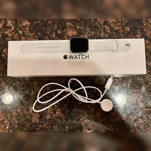 Apple Watch SE Silver Aluminum Case White Sport Band 40MM S/M